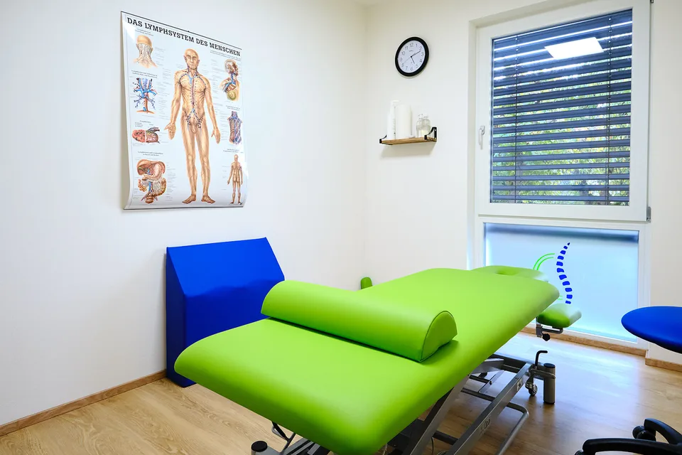 Behandlungsraum mit Therapieliege