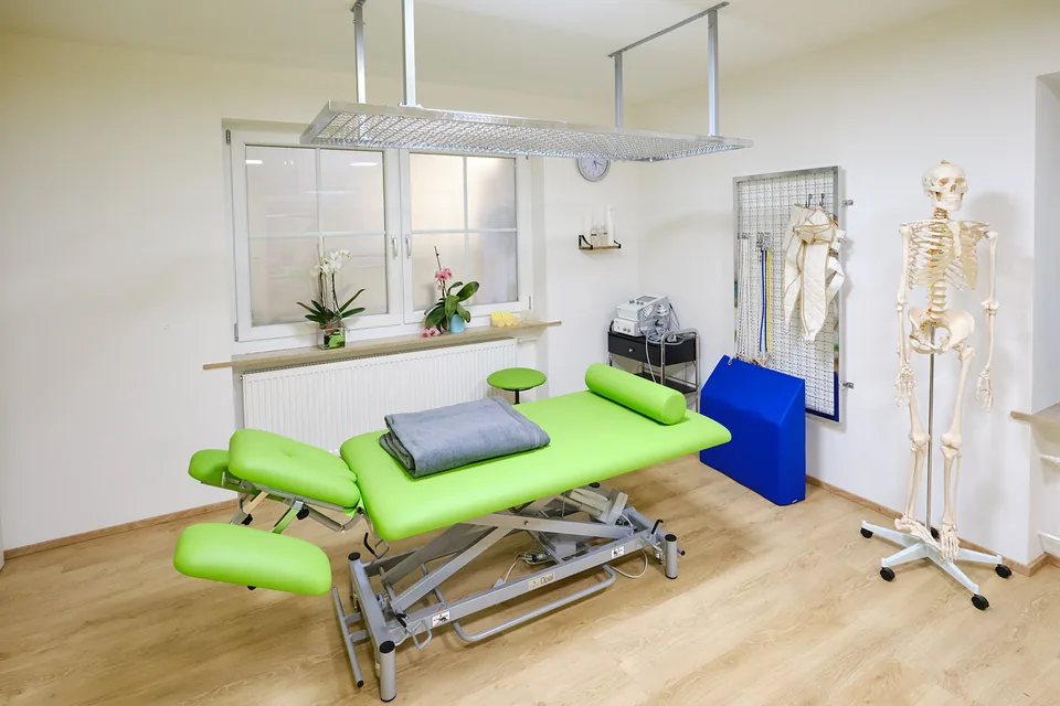 Weiterer Behandlungsraum mit Therapieliege